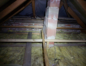 Zateplení stropu rodinného domu pomocí foukané izolace